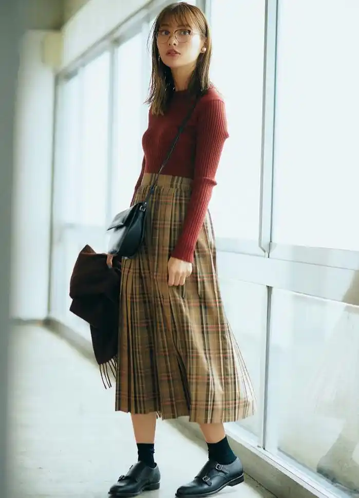 今年半身格子裙火了,搭毛衣优雅配外套时髦,遮肉显瘦又有女人味