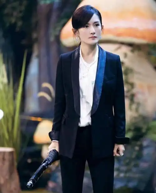 嘻嘻哈哈的谢娜西装革履的时候也是很干练大气的