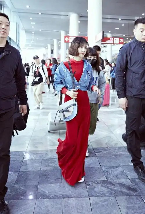 蔡依林不过是在外面加了件高腰外套, 竟让156身高的她凹出胸下腿