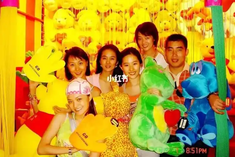 刘亦菲素颜和大学同学聚会合照好美