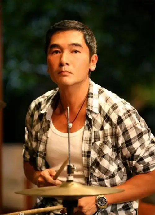 2007年方中信搭档张嘉倪主演了电视剧《又见一帘幽梦》,那时候帅气