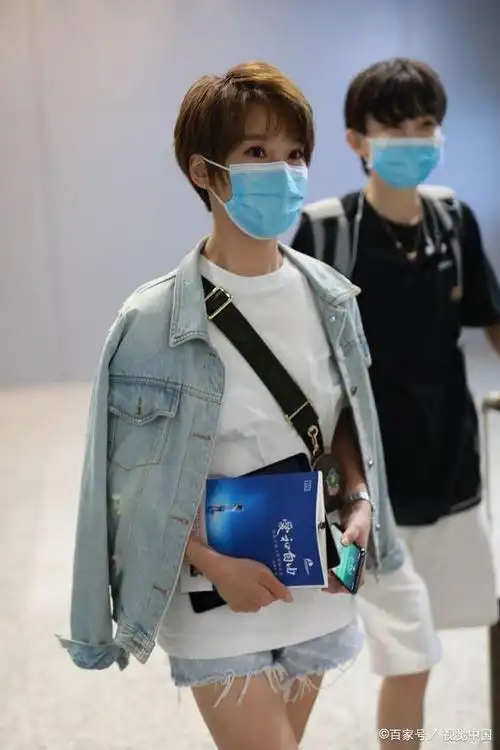 谢楠机场捧书赶路知性又大气短发造型清新干练大秀无敌长腿