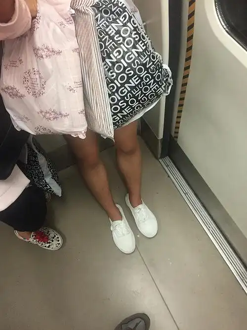 光脚穿白色帆布鞋