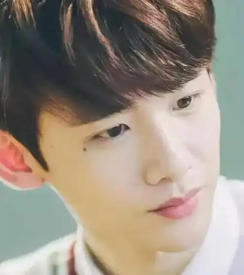 盘点男明星的"美人痣":肖战帅气,白敬亭俏皮,易烊千玺最撩人_外貌