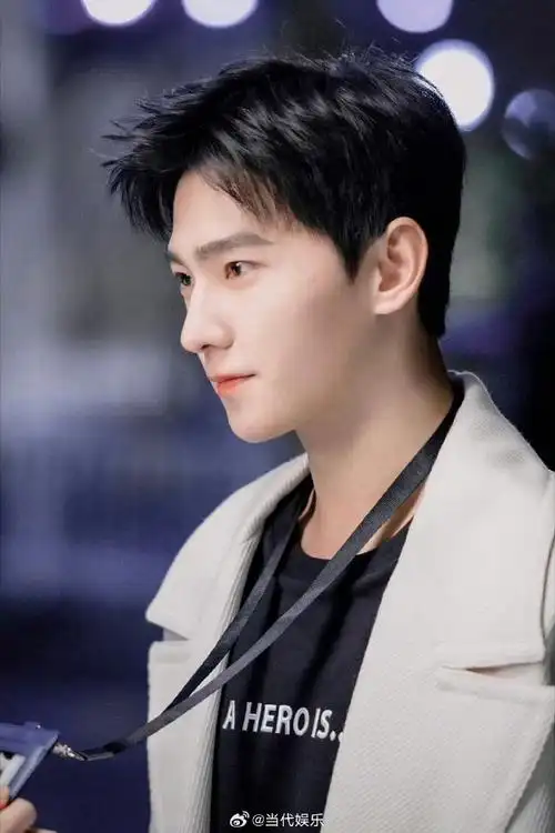 包#杨洋今晚现身直播现场参与游戏互动,玩游戏急出表情包太可爱了吧