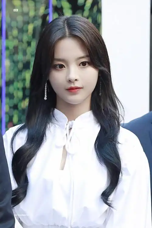 q4:杨超越cg建模脸实锤,你怎么评价她的五官长相?