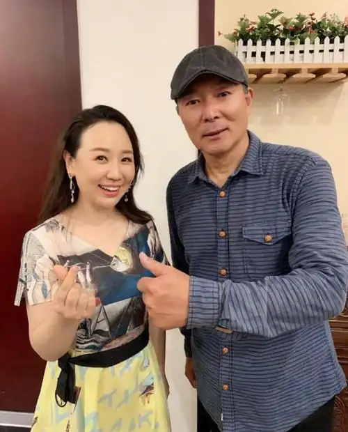 回顾谢园妻子邱悦婚后无儿无女丈夫去世2年多她的选择令人泪目