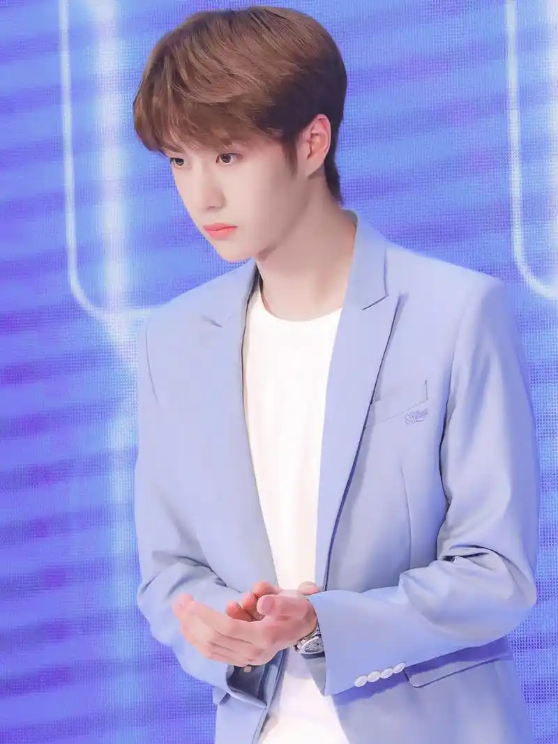 肖战王一博蓝色西装,你pick谁?