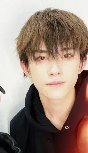 别人自拍里的易烊千玺,好精致!