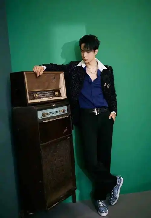 王一博西装穿搭合集_太阳_舞台_白色