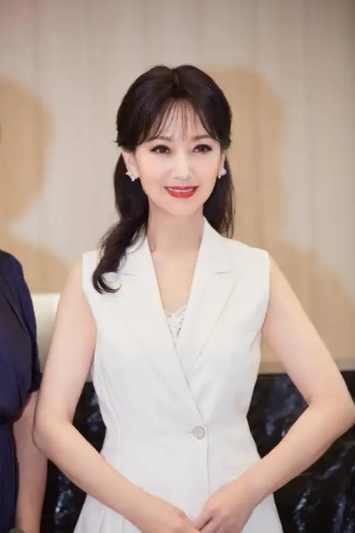 赵雅芝无袖西装干练优雅 垂眸插花尽显气质卓然