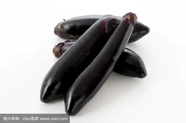 生黑茄子孤立白底