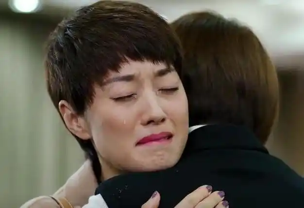 马伊琍拍罗子君离婚大哭那段戏时低头一看靳东的鞋噗嗤一下笑了