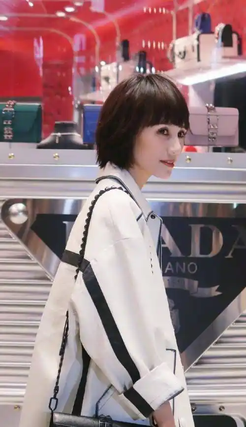 袁泉简单一穿都这么有高级感,白色外套配半身裙亮相,短发真洋气