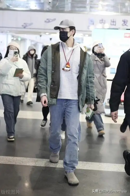 吴磊结束巴黎男装周行程返回北京