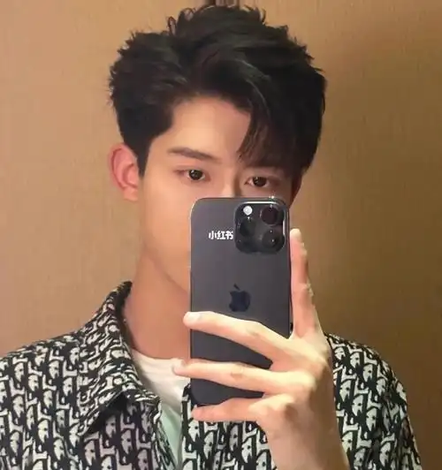 男生发型推荐王嘉尔同款港风测背三七分