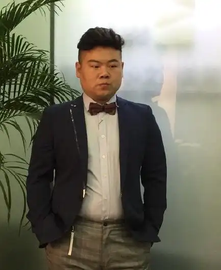 岳云鹏青年节晒穿西装照 难掩搞笑气质逗乐网友