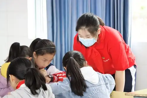 华侨城集团公司团委组织青年志愿教师在三穗县开展"小红花"志愿支教