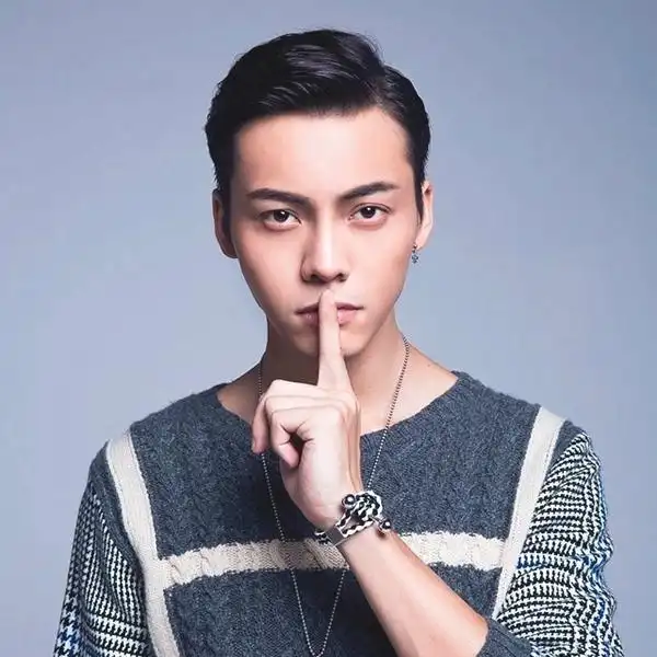 直播手动剃头帅的人什么发型都能驾驭穿搭风格更是百搭