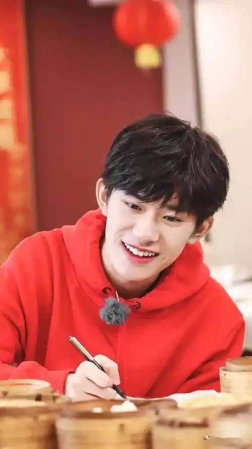 我们都知道易烊千玺的梨涡浅笑特别好看,看他一笑,好像所有的坏心情