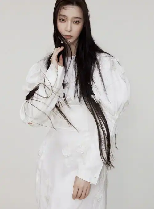 范冰冰一头乌黑长发自拍 对镜wink自称冷冷子