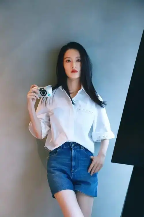 李沁白衬衫黑长直##李沁庆功宴私服