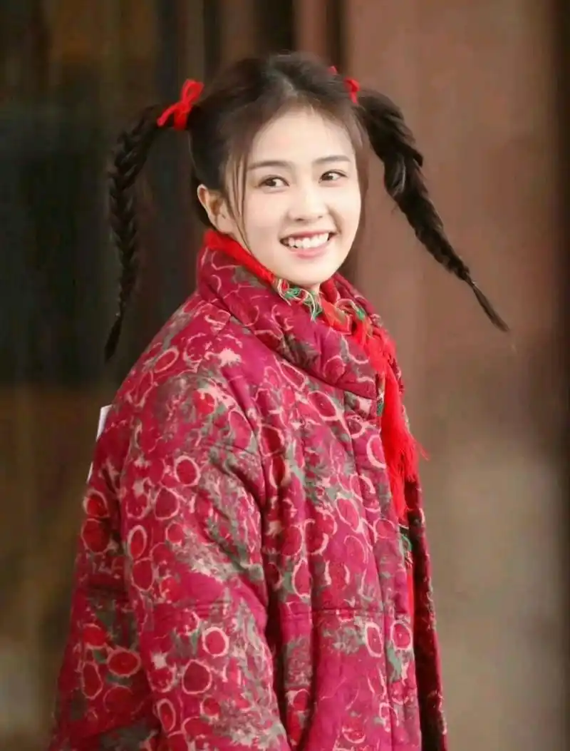 白鹿绣的小女孩怎么这么眼熟 是穿红棉袄的自己嘛