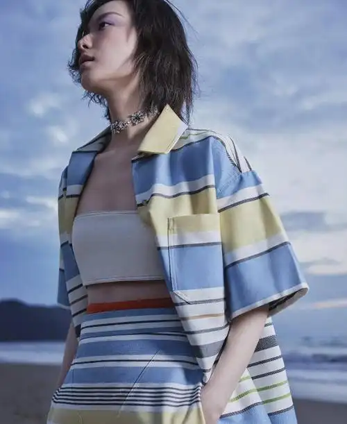 倪妮短发海边大片曝光大秀马甲线