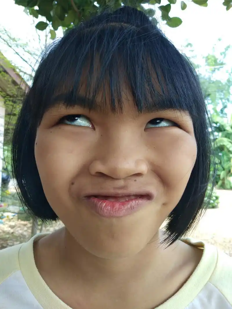 男生认为丑女的特征包括不注意个人卫生,穿着不得体,面容憔悴,身材