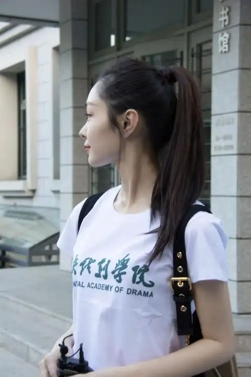 宋轶学生服重回母校皮肤白皙扎马尾清新活力