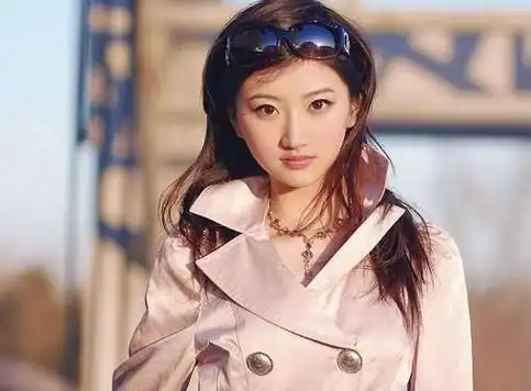 大学时期的景甜好漂亮啊!一看就是富养的千金大小姐,贵气十足