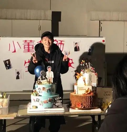 董子健生日,孙怡晒黑照,王俊凯p两人童年同框照,斗图欢乐多!