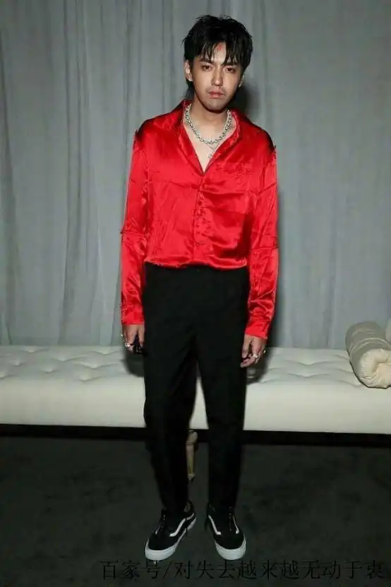 胡子拉碴的吴亦凡穿着红色披风亮相,你们见过吗?造型师出来谈谈