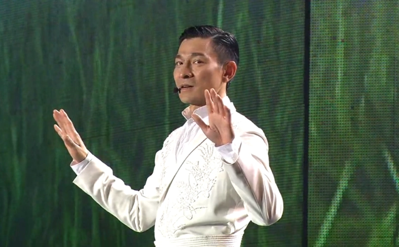 刘德华演唱会现场,一曲《爱你一万年》百听不厌!