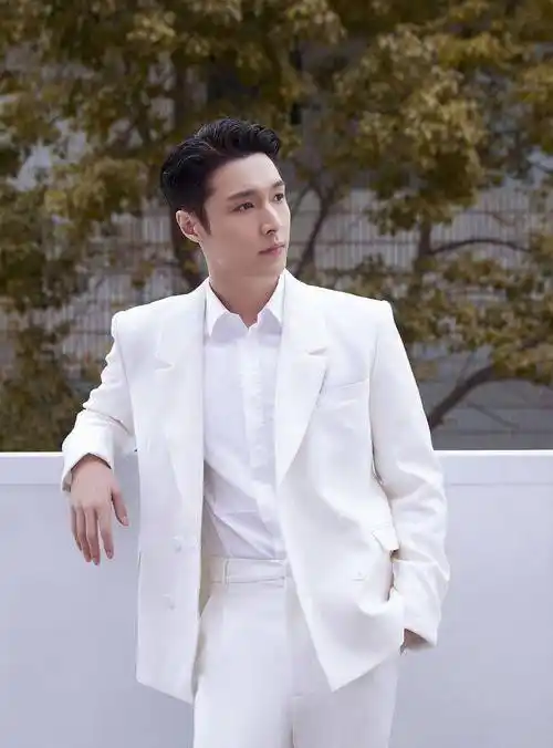 张艺兴亮相黛珂品牌直播梳大背头英气十足