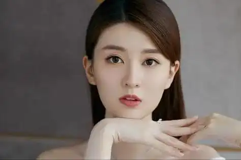 乔欣的父母是从事商业的人,他们的经济实力难以估计.