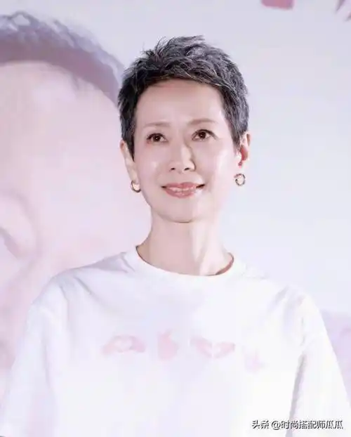 看了60岁叶童我才知道:衣着素净不装嫩,自然老去的女人有多美_整体