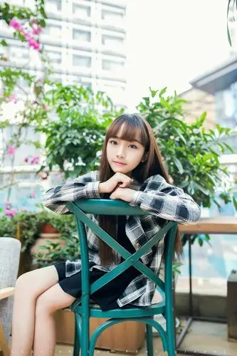 穿格子衬衫长发漂亮美女惬意舒适周末写真_新浪看点