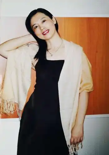 人说女人四十豆腐渣,我说女人四十一枝花 四十岁的女人成熟,知栽.