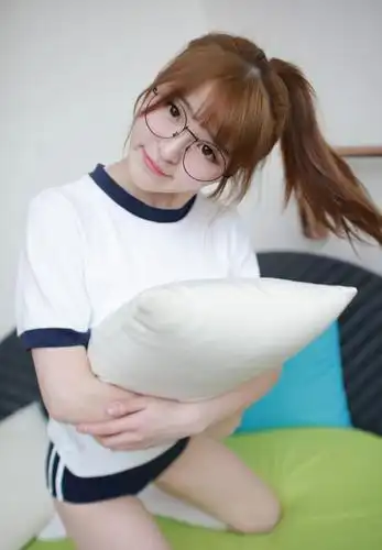 伊小七momo性感诱惑写真