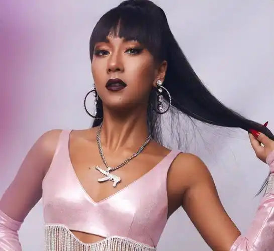 成名前她就是酒吧驻唱,借助男朋友爆红,吉克隽逸分手前任卖惨_刘石