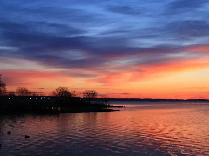 风景傍晚,湖泊,树木,美丽的景观 壁纸 - 1600x1200