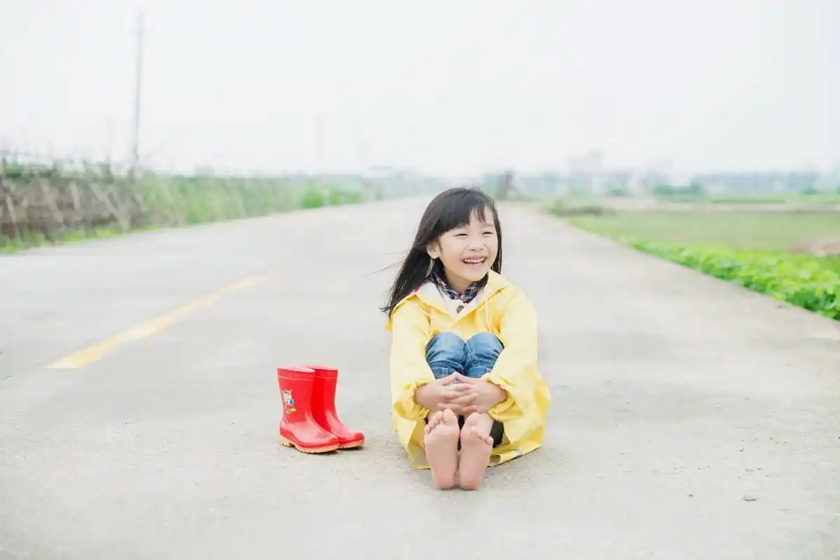 宝宝爱光脚,妈妈很发愁担心得病,其实还有这么多好处不知道_孩子