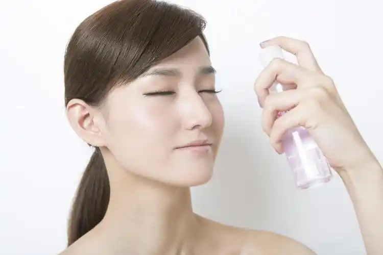 而应该从基础的保湿开始做起,注重皮肤的保湿,让皮肤的状态变得更饱满