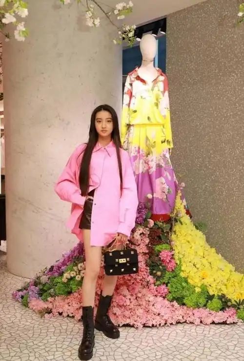 据日本媒体3月12日报道,巨星木村拓哉和歌姬工藤静香的小女儿木村光希