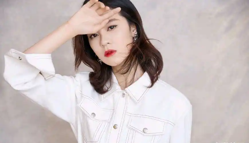 原创郁可唯是才华与颜值并存的女子身穿白色工装裙配短靴又美又飒