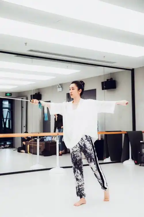 秦海璐单手舞剑却意外秀出少女足,果然身为演员,就得从头美到脚_双脚