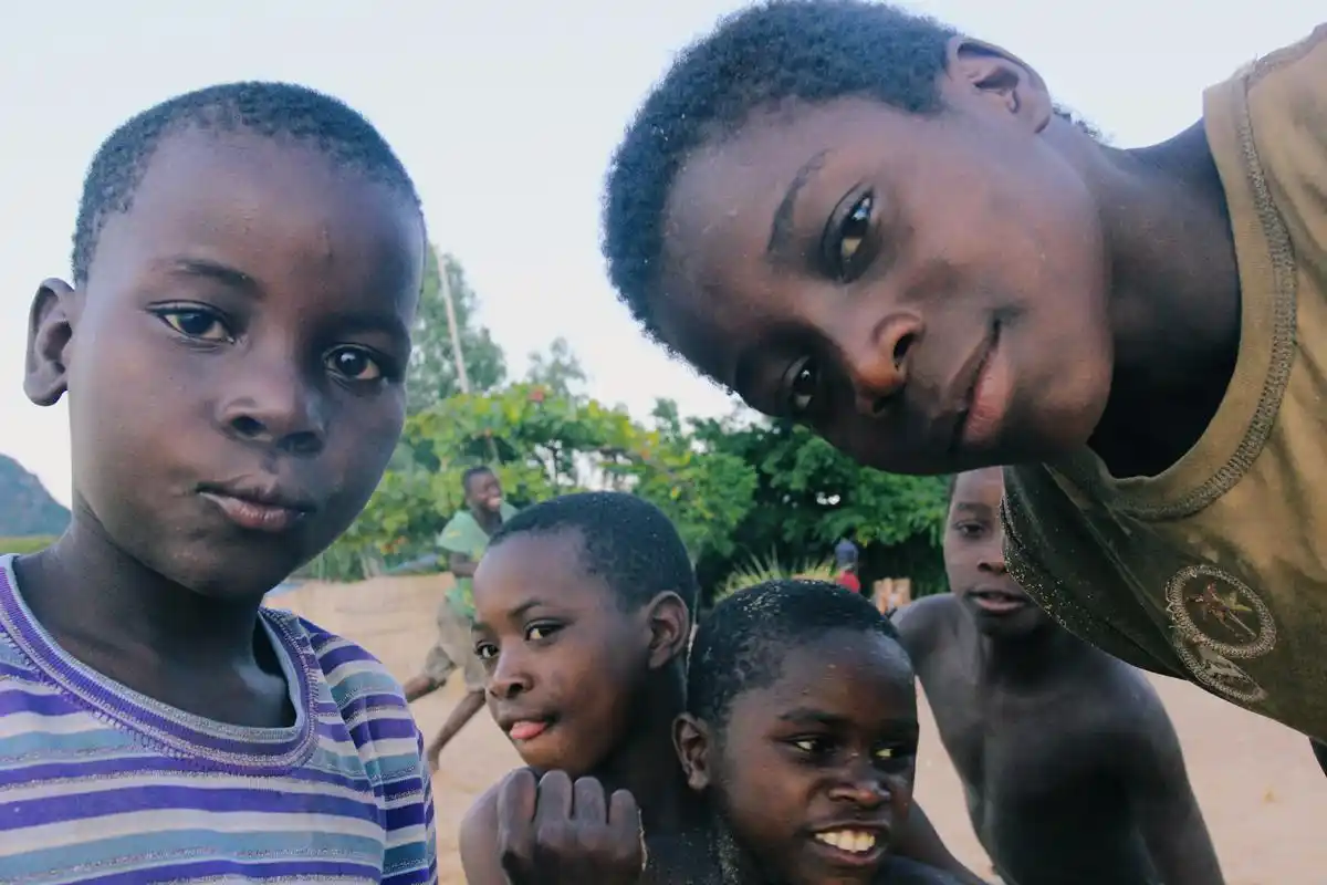 非洲黑小孩:他们没有ipad,没有手机游戏,却有更快乐的童年