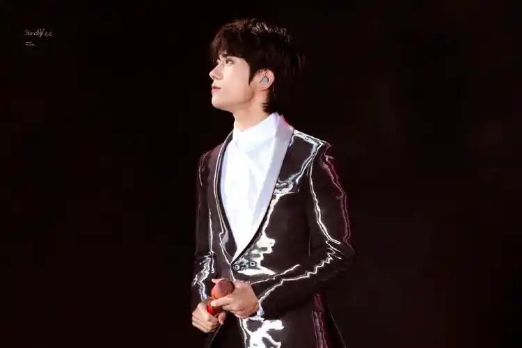 易烊千玺 湖南卫视跨年演唱会 - 堆糖,美图壁纸兴趣社区