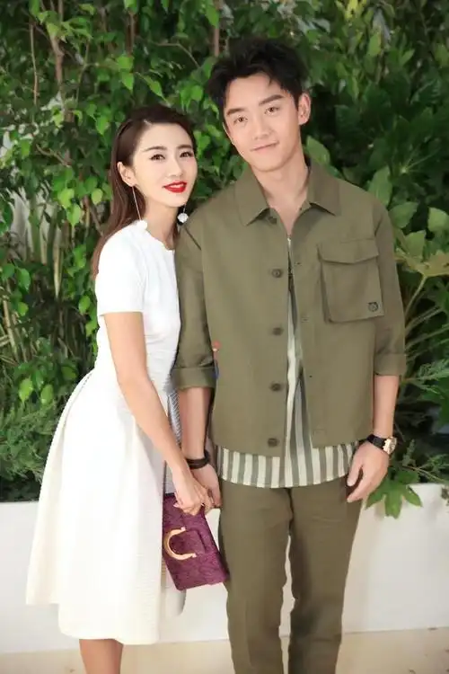 郑恺老婆苗苗在家干农活拿锄头犁地摘菜太熟练没有明星架子